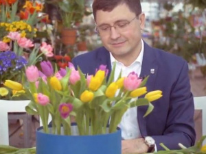 Мэр Вадим Бойченко собрал букет для мариупольчанок (ВИДЕО)