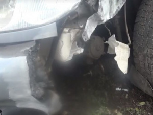 Водитель–камикадзе вылетел во сне на встречку в Мариуполе, сбив дерево (ФОТО)