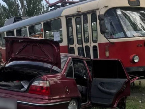 В Мариуполе столкнулись трамвай и автомобиль
