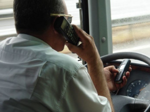 В Мариуполе водитель маршрутки рулил одной рукой, вторая была занята телефоном (ФОТО+ВИДЕО)