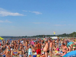 «Бум» посещаемости на пляжах Мариуполя: количество отдыхающих возросло в 10 раз