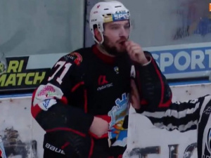 Скандал в УХЛ: украинские хоккеисты требуют наказать спортсмена за расизм