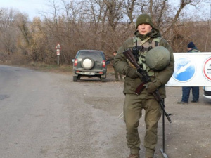 Разведение войск в Донбассе продолжается. Полицейские и нацгвардейцы патрулируют Золотое (ФОТО)