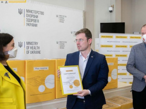 Фонд Рината Ахметова передал МОЗ Украины 300 000 экспресс-тестов для выявления коронавируса