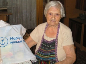 В Мариуполе пожилые люди получили продуктовые наборы (ФОТО)