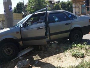 Очередные ДТП в Мариуполе: В результате одной из аварий авто слетело с дороги в западню (ФОТО)