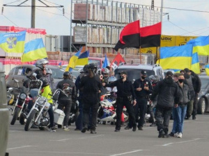 С соблюдением карантинных правил: в Мариуполе прошел автопробег ко Дню примирения (ФОТО+ВИДЕО)