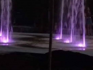 В Мариуполе «затанцевал» новый фонтан в Театральном сквере (ВИДЕО)