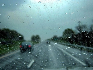 Мариупольских водителей предупредили об опасностях во время дождя