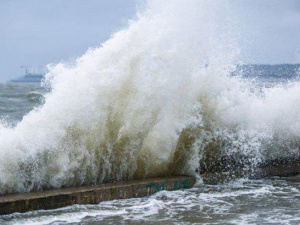 Азовское море штормит: на побережье Мариуполя волны достигают полутора метров