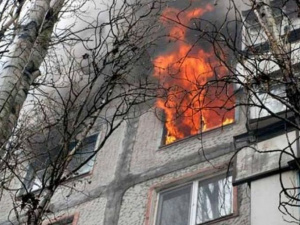 Пожар в мариупольской пятиэтажке: из квартиры вынесли 88-летнюю женщину