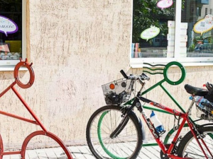 В Мариуполе установили креативную велопарковку (ФОТОФАКТ)