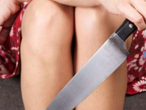На День влюбленных в Мариуполе женщина ударила мужа ножом