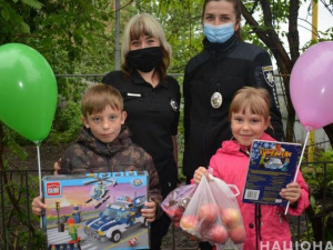 На Донетчине правоохранители подарили детям праздничное настроение