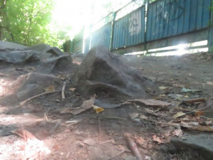 Опасный выход к морю: в Мариуполе появилась надежда на восстановление спуска к пляжу (ФОТОФАКТ)