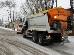 В Мариуполе с ночи очищают и посыпают улицы