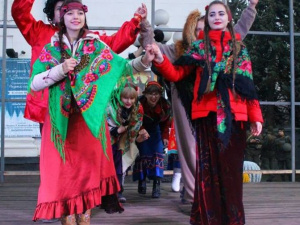 Рождественский вертеп собрал на Театральной площади десятки мариупольцев (ФОТОФАКТ)
