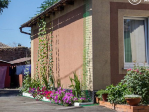 В Мариуполе жители частного сектора благоустроили свой двор благодаря победе в конкурсе (ФОТО)