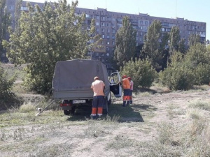 Задействованы люди и техника: в Мариуполе проводят очистку ливневых систем (ФОТО)
