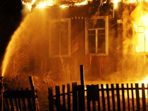 Ночью в Мариуполе полиция спасла двух спящих в пылающем доме (ФОТО)