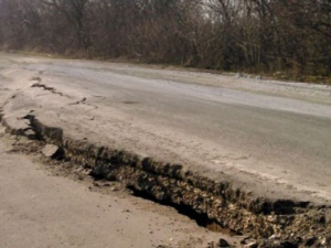 Жители Мелекино под Мариуполем перекрывают трассу и требуют ремонта дороги 