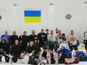 Азарт борьбы: на Ледовой арене в Мариуполе впервые сразились хоккеисты-аматоры