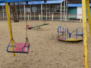 Обезображена пляжная детская площадка в Мариуполе (ФОТОФАКТ)