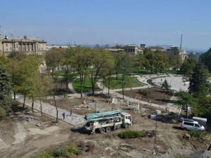 В Мариуполе показали, что происходит за высоким забором в центре города (ФОТО)