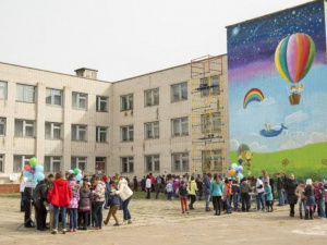 ЮНИСЕФ вместе с детьми создали мурал на стене школы в Северодонецке