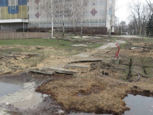 В центре Мариуполя у горсовета образовалось озеро. Коммунальщики ищут выход (ФОТОФАКТ)