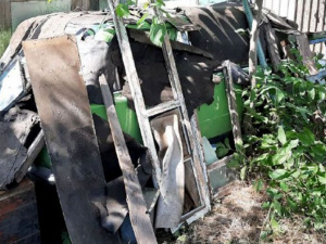 Угнанное в Мариуполе авто нашли под старыми дверями и линолеумом (ФОТО)