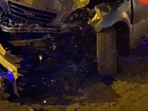 В Мариуполе автомобиль на скорости врезался в дерево