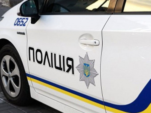 Притворился пешеходом: в центре Мариуполя водитель «Москвича» пытался скрыться от патрульных