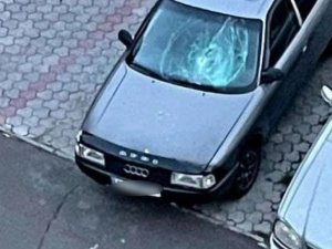 В центре Мариуполя хулиган разбил чужой автомобиль