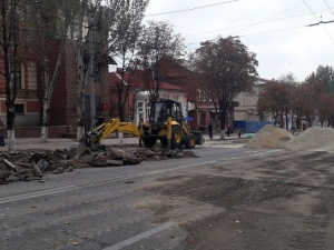 В Мариуполе продолжили ремонт дороги на проспекте Мира. Закончить работу хотят до ноября (ФОТО)