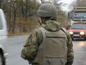 Мобильный блокпост в Мариуполе помог задержать двух перевозчиков боеприпасов (ВИДЕО)