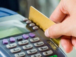 За долги по ЖКХ у мариупольцев хотят снимать деньги с карточки