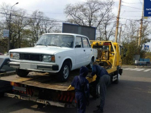 В Мариуполе полиция эвакуирует машины у нарушителей ПДД