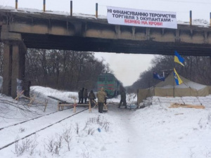 Железнодорожники и полицейские вывезли грузовой поезд с места блокады в Донбассе