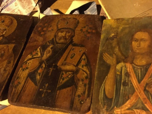 Житель Донетчины хотел вывезти в Россию антикварные иконы и книги