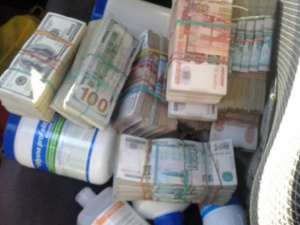Житель Луганска вез в бензобаке 100 тысяч долларов и 10 млн рублей