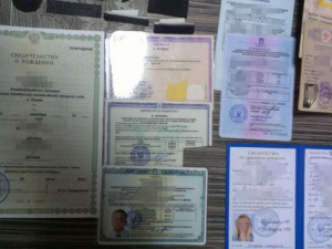 Жители Донецкой области штамповали фальшивые документы Украины и РФ