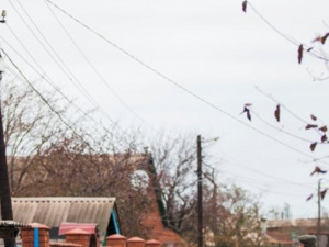 Жители мариупольских поселков пять лет ждали замены электроопор (ФОТО)