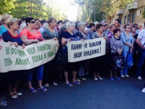 Жители поселка Донское митингуют и грозят перекрыть трассу из-за отключения котельных (ФОТО)