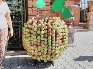 В Мариуполе освятили огромное яблоко (ФОТОФАКТ)