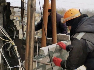 В центре Мариуполя ликвидировали разрушение на крыше многоэтажки (ФОТО)