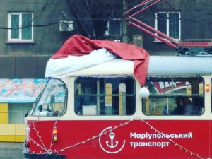 В Мариуполе трамвай «нарядился» в шапку Деда Мороза (ФОТОФАКТ)