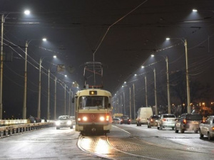 Освещение на пост-мосту в Мариуполе будет подстраиваться под интенсивность движения (ФОТО)