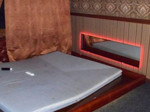 В центре Мариуполя прикрыли массажный салон, предоставляющий интим-услуги (ФОТО)