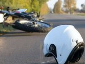 На гонках в Мариуполе мотоцикл перевернулся вместе с водителем (ВИДЕО)